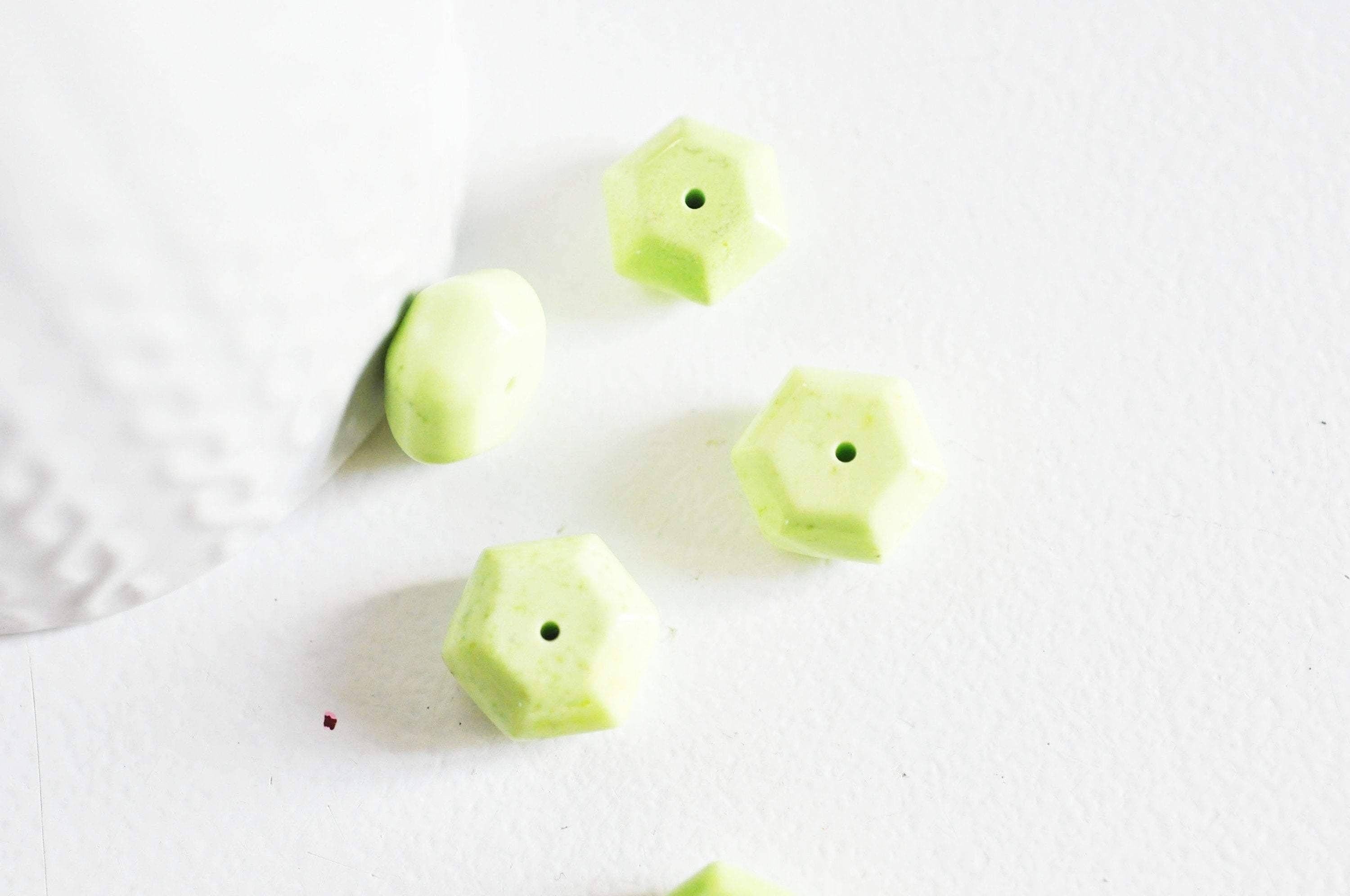 Perle hexagone howlite naturelle verte 15mm, création bijoux pierre, x 5 G4166
