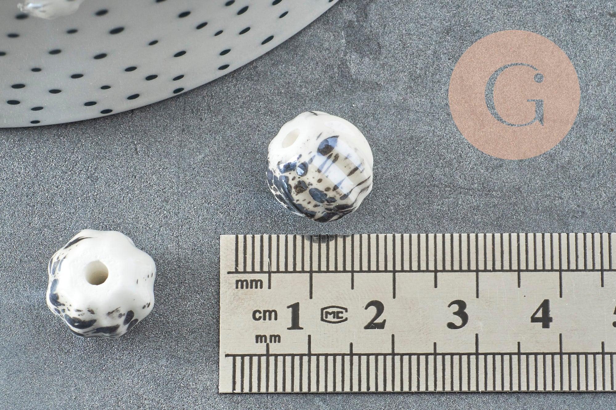 Perle porcelaine blanche taches noires 13mm, perle striées,perle céramique blanche, x10 (G9446)