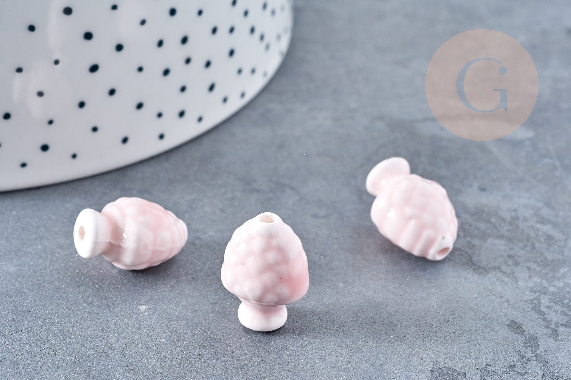 Perle porcelaine rose clair pomme de pin 19mm,perle céramique, céramique blanche, x10 (G8693)