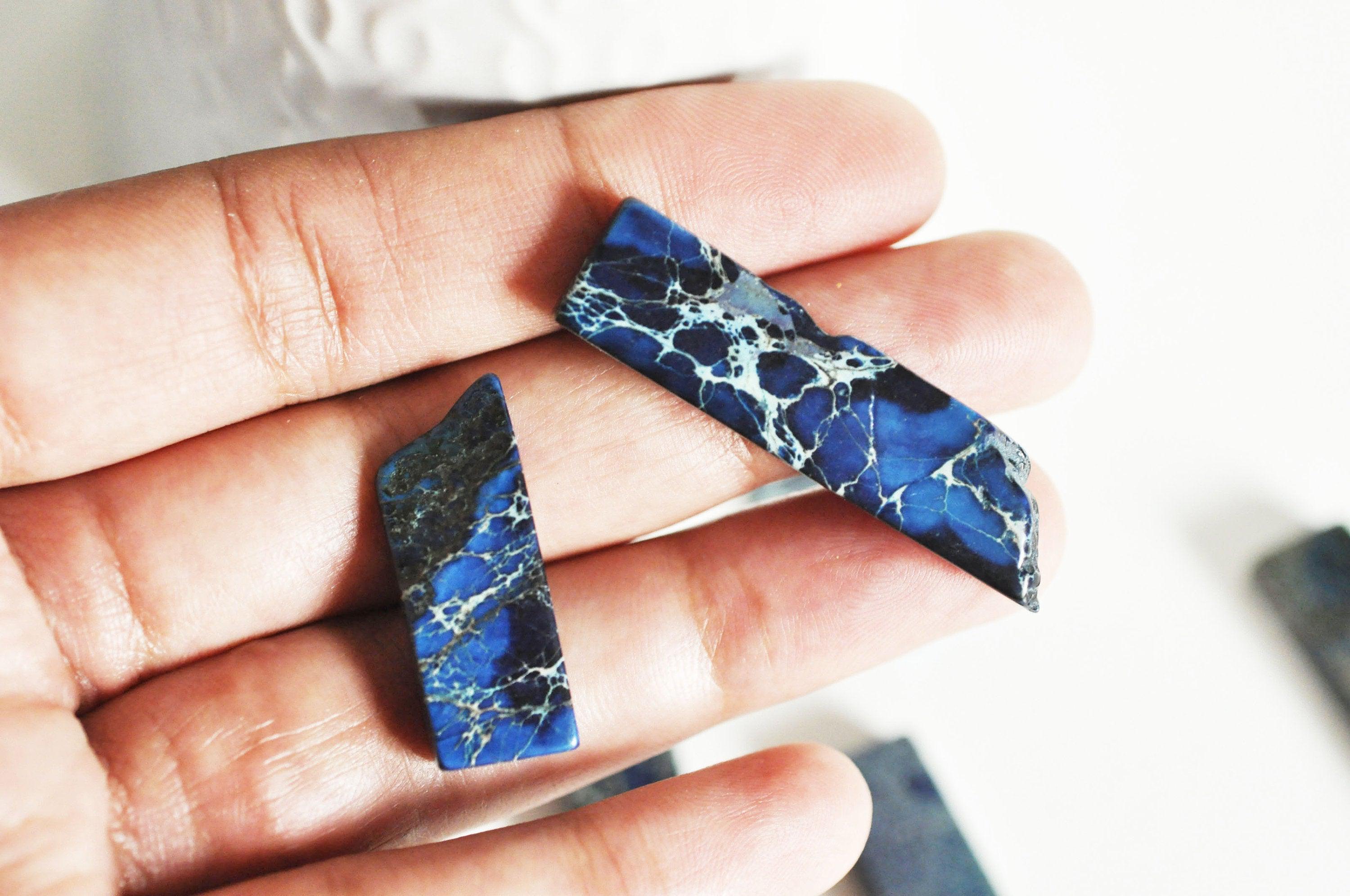 Perle rectangulaire regalite bleue teintée naturelle pour creation de bijoux en pierre naturelle, X2 (G3440)