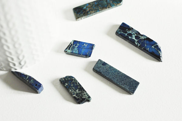 Perle rectangulaire regalite bleue teintée naturelle pour creation de bijoux en pierre naturelle, X2 (G3440)