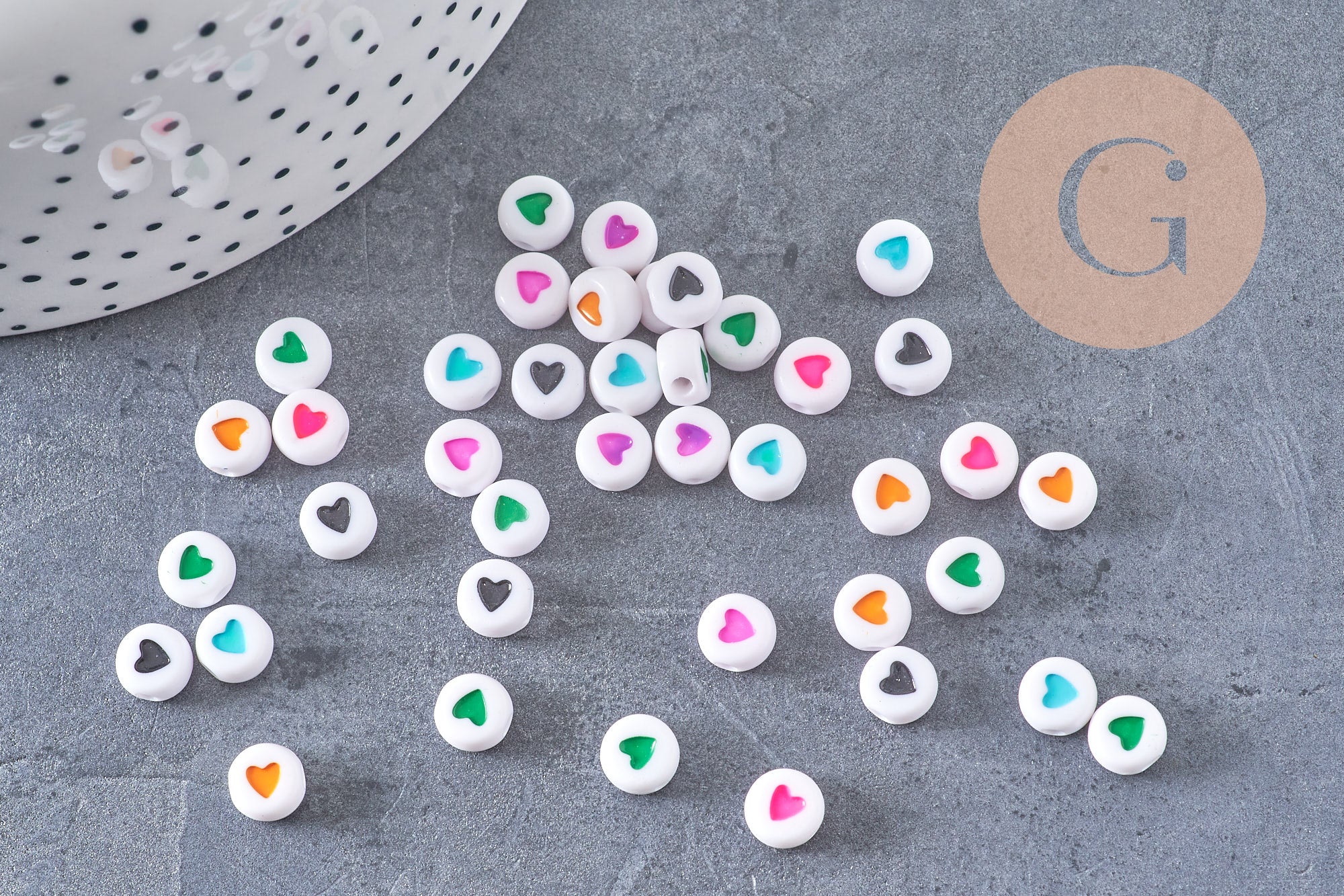 Perle ronde coeur coloré plastique blanc 7mm, perle ronde lettre,perle coeur, x 10Gr (G1805)