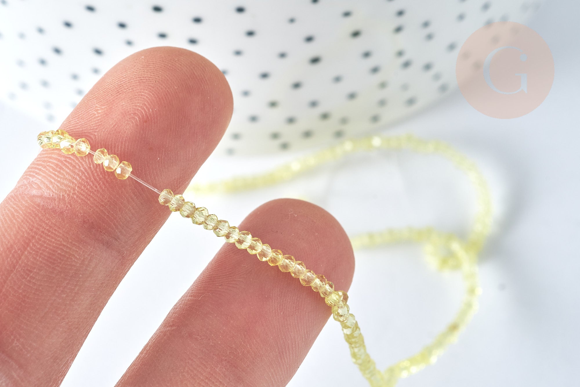 Perle ronde verre facettée transparente jaune clair, 2~2,5mm, fil de 37cm, x1 (G7335)