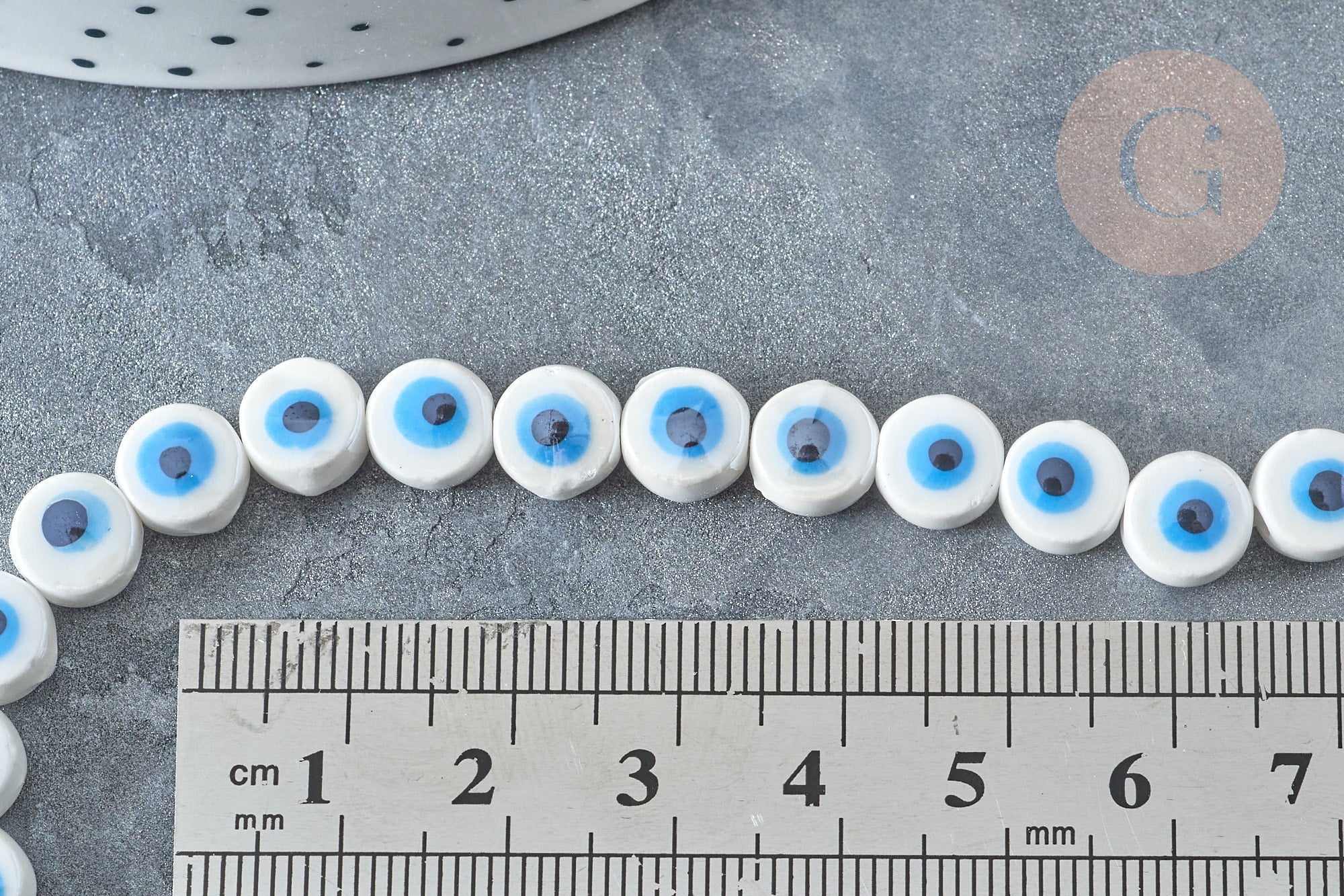 Perles Rondes plates porcelaine blanche mauvais œil bleu 8x5mm, bijou céramique, x10 (G8007)