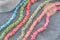 Fils de perles chips coquillage naturel coloré 10-20mm en bleu, vert, rouge, rose pour bijoux DIY.