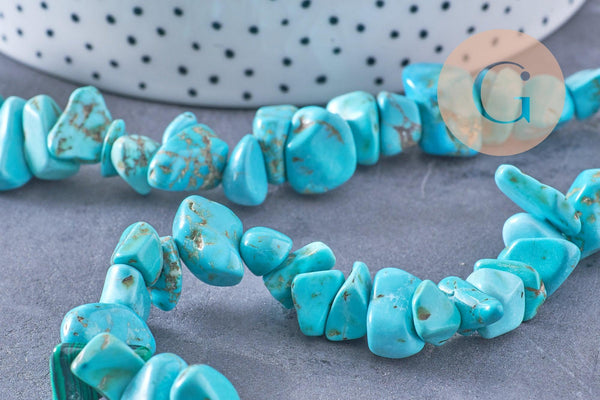 Perles chips turquoise de synthèse, x1 fil 90 cm (G1770)