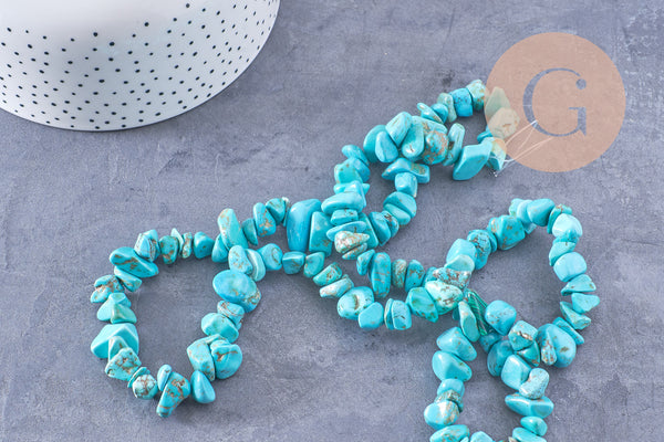 Perles chips turquoise de synthèse, x1 fil 90 cm (G1770)