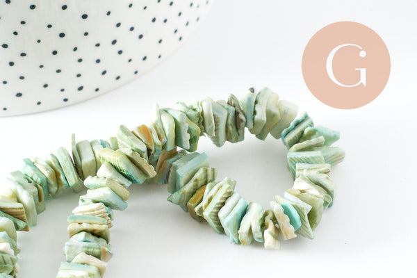 Perles coquillage naturel coloré 10-20mm, chips coquillages,perle coquillage, fil de 38cm, x1 (G4074)