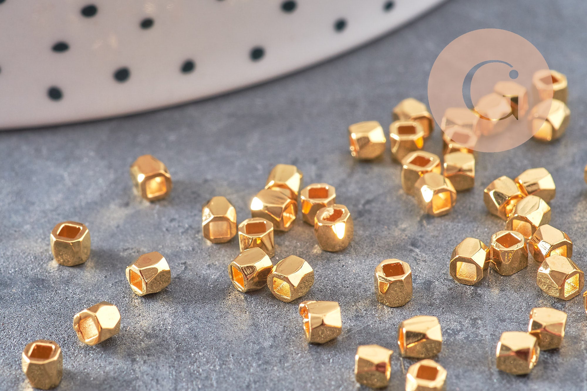 Perles intercalaires facettées laiton argenté ou doré, 3x3mm, x50 (G9906)