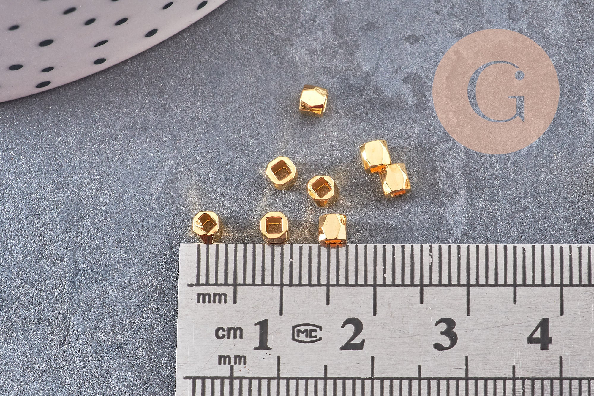 Perles intercalaires facettées laiton argenté ou doré, 3x3mm, x50 (G9906)
