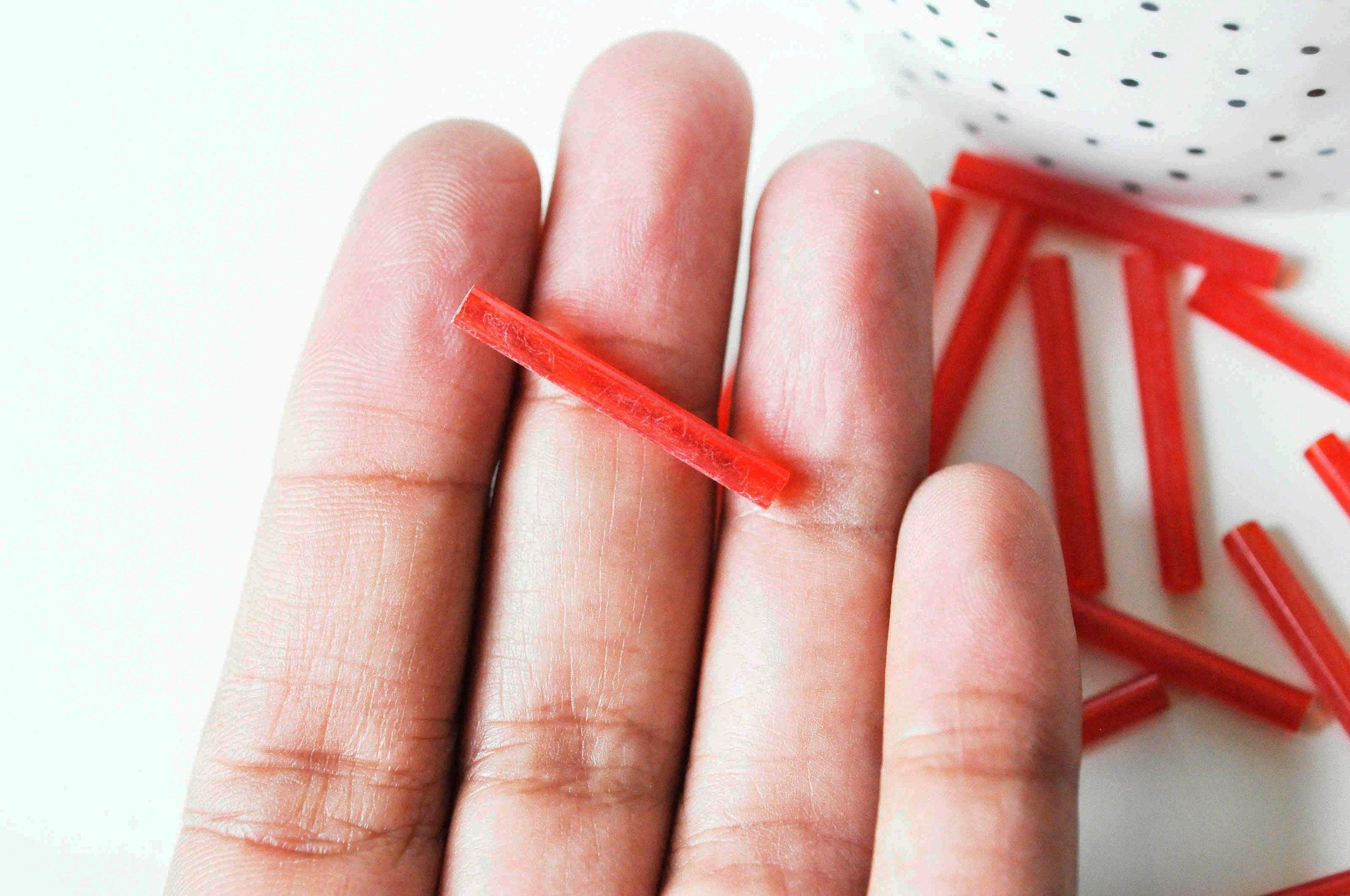 Perles rocaille Tube, perles rocaille rouge,verre rouge, long tube,perle tube rouge, 28mm, x 10gr G4390