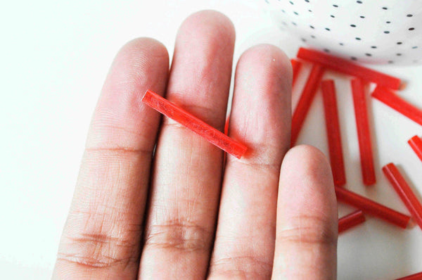 Perles rocaille Tube, perles rocaille rouge,verre rouge, long tube,perle tube rouge, 28mm, x 10gr G4390