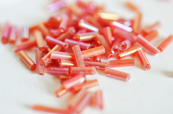 Perles rocaille Tube rouge irisé, ,perle tube,perles rocaille rouge, perles rouge irisé,6mm x 2mm, x 5gr G0666