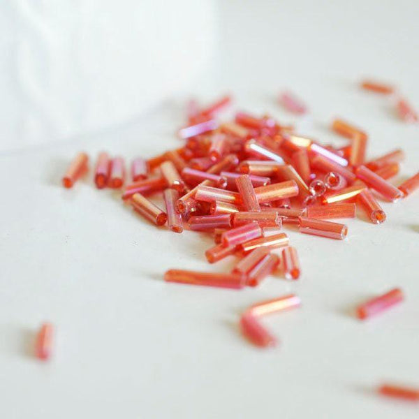 Perles rocaille Tube rouge irisé, ,perle tube,perles rocaille rouge, perles rouge irisé,6mm x 2mm, x 5gr G0666