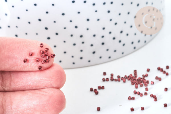 Perles tube verre rouge bordeau métallisé mat façon Delica miyuki, x1 sachet de 8g (G7779)