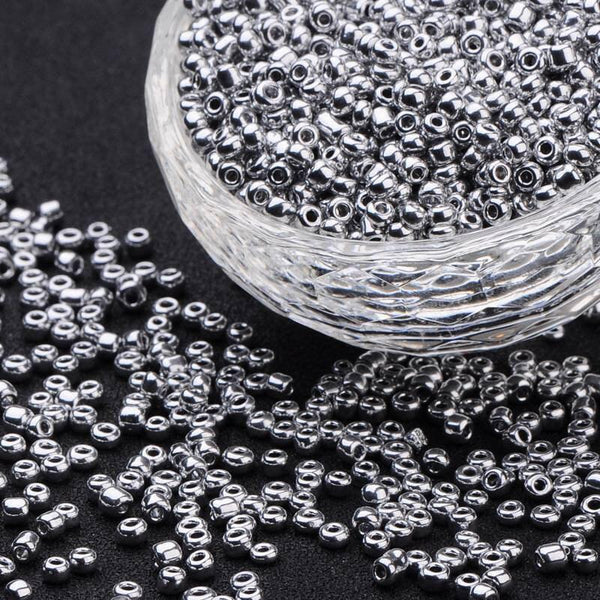Petite perles rocaille argent brillant métallisé 2mm, x 10gr (G2401)