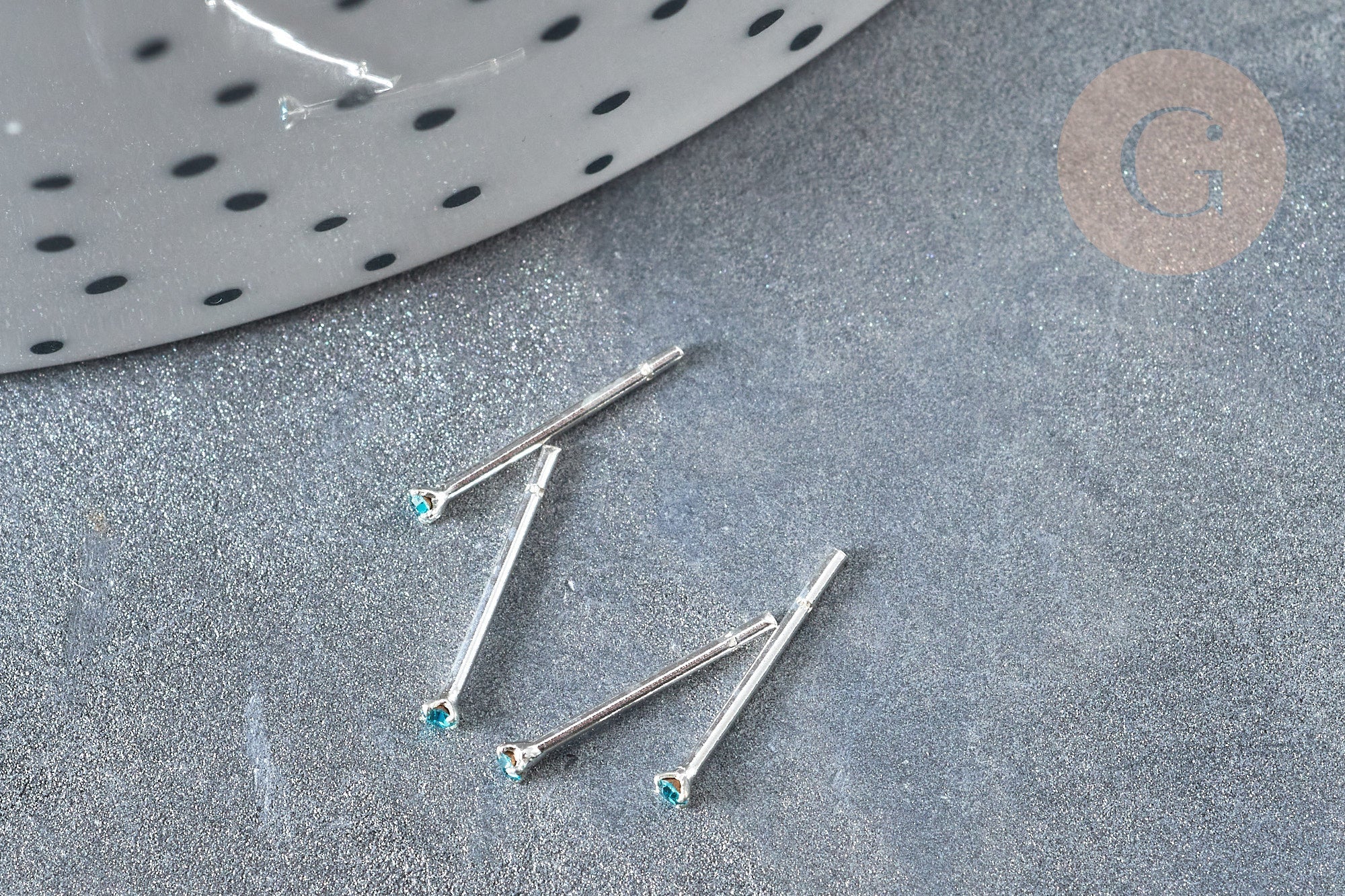 Piercing clou argent 925 massif strass couleur turquoise 1.5mm, x1 (G7599)
