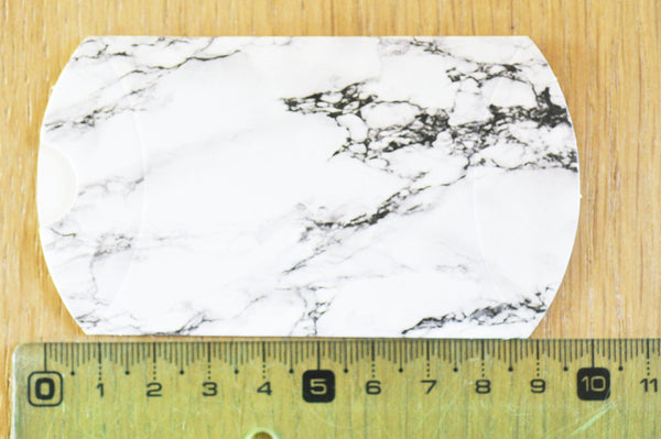 Pochette carton marbré blanc 9.5x5.5cm, x10 G2944