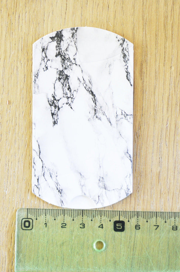 Pochette carton marbré blanc 9.5x5.5cm, x10 G2944