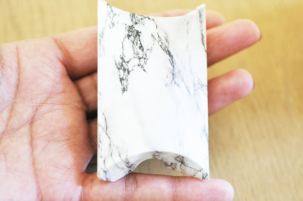 Pochette carton marbré blanc 9.5x5.5cm, x10 G2944