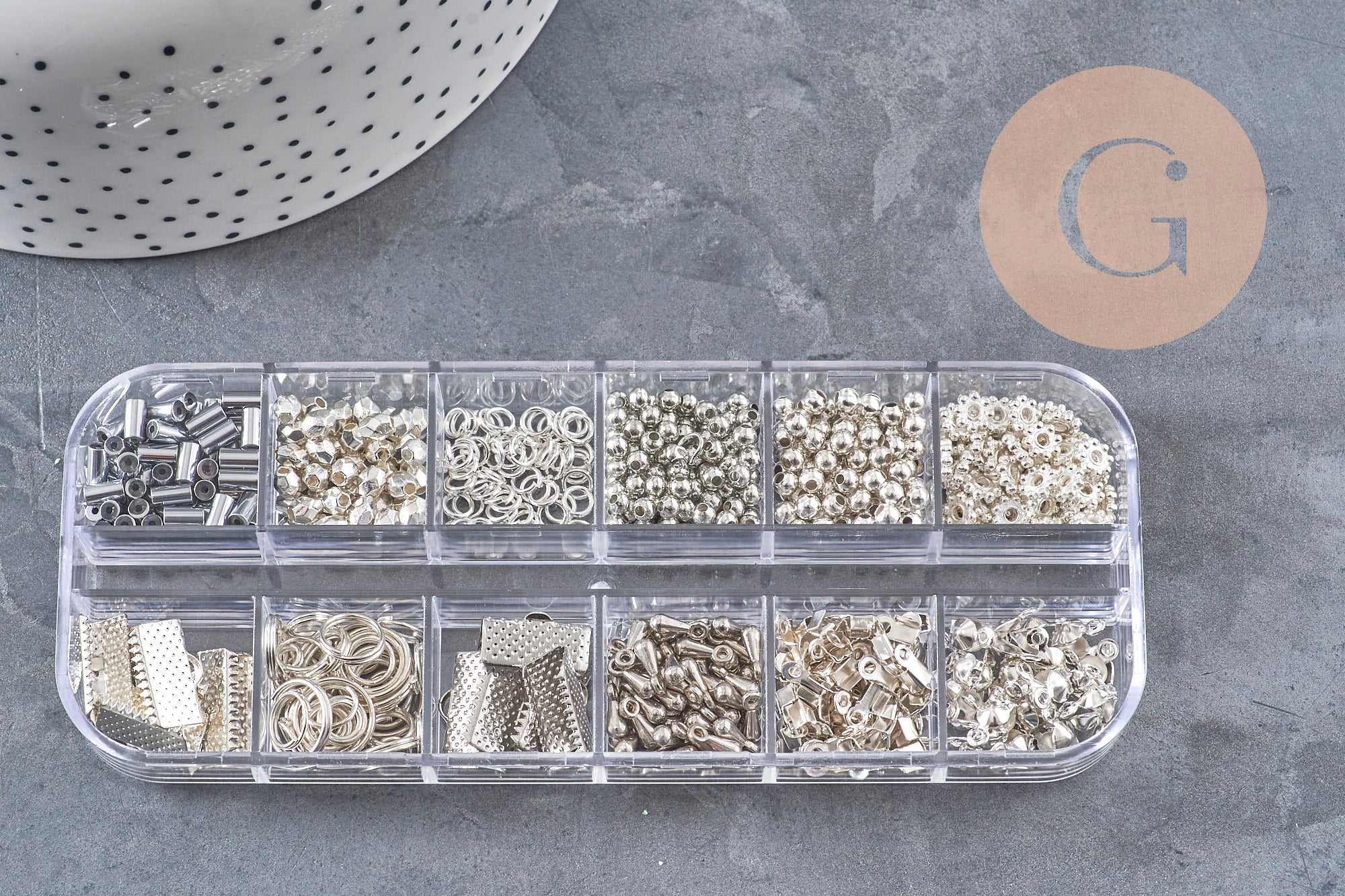 Boite Kit mix de 12 types de fournitures et perles zamac laiton Argent Platine, x1 (G8844)