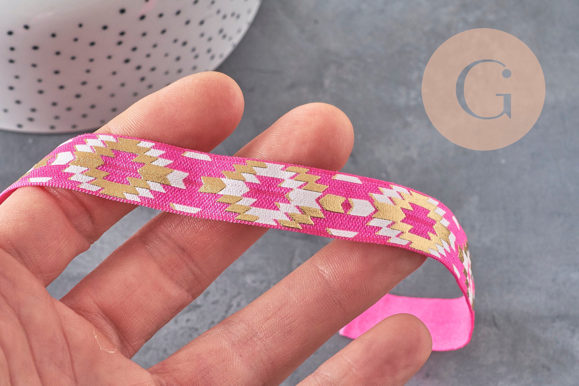 Ruban élastique rose de 16mm avec motif aztèque géométrique doré pour bijoux DIY et accessoires bohèmes.