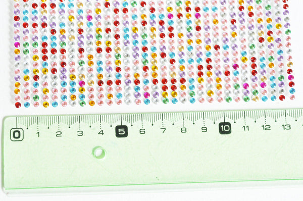 Strass rond plastique adhésifs colorés 3x2mm, x 1 feuille de 780 (G3392)
