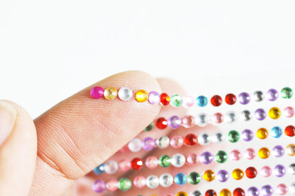 Strass rond plastique adhésifs colorés 3x2mm, x 1 feuille de 780 (G3392)