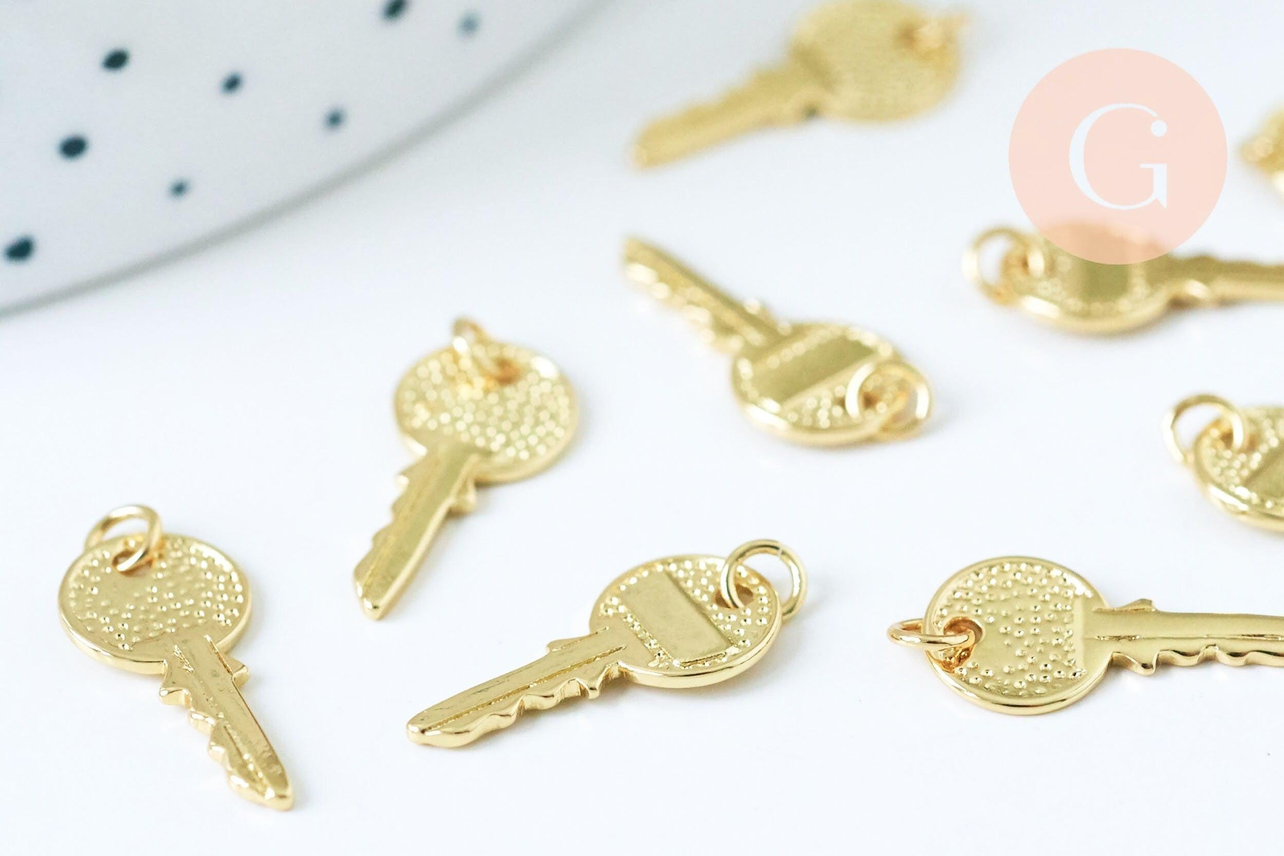 Pendentif breloque clef laiton doré 28.5mm, un pendentif d'amour pour création de bijou doré clé en laiton, x1 (G6173)