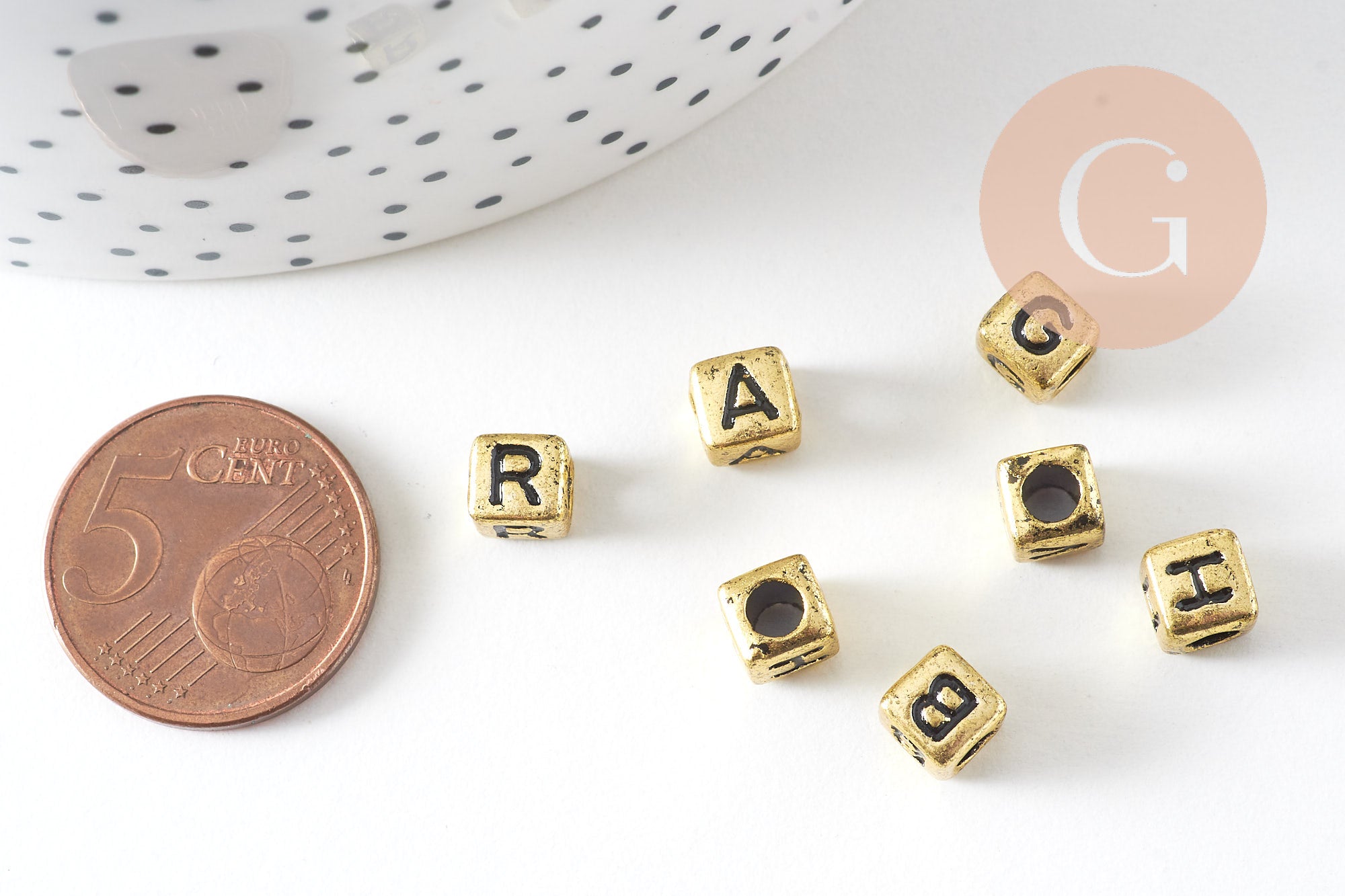 perle carré Lettre Alphabet plastique doré, plastique lettre,création bracelet mots,6mm, x 10Gr (G2097)