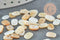 Perle plate ovale nacre blanche naturelle 7-10mm, perle coquillage ivoire naturels, x 20gr (G5847)
