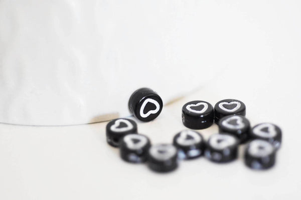 perle ronde coeur blanc plastique noir,perle plastique,perle ronde lettre,création bijoux, x 10Gr (G2490)