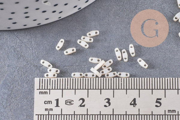 perles rocaille verre rectangle beige opaque, perle carré création bracelet, perle tila, 2mm,2 trous, x50 (1.2 Gr) (G4606)