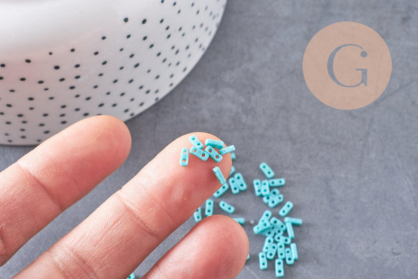 perles rocaille verre rectangle bleu turquoise façon tila, 2mm,2 trous, x50 (1.2 Gr) (G4603)