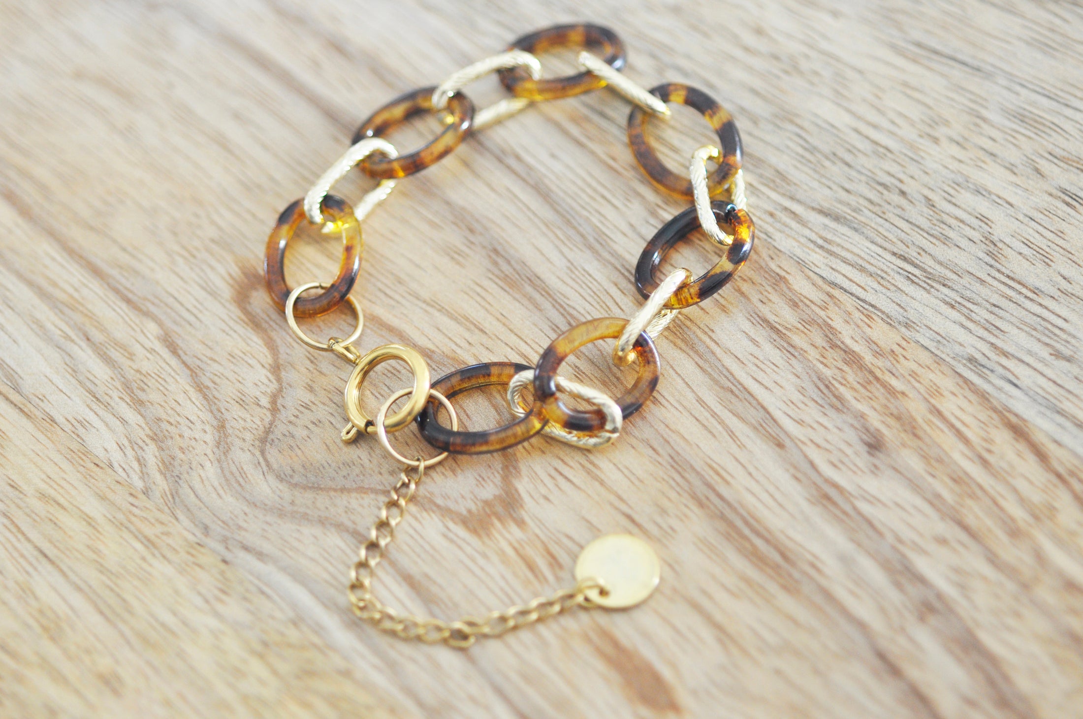 A tortoiseshell acrylic chain bracelet