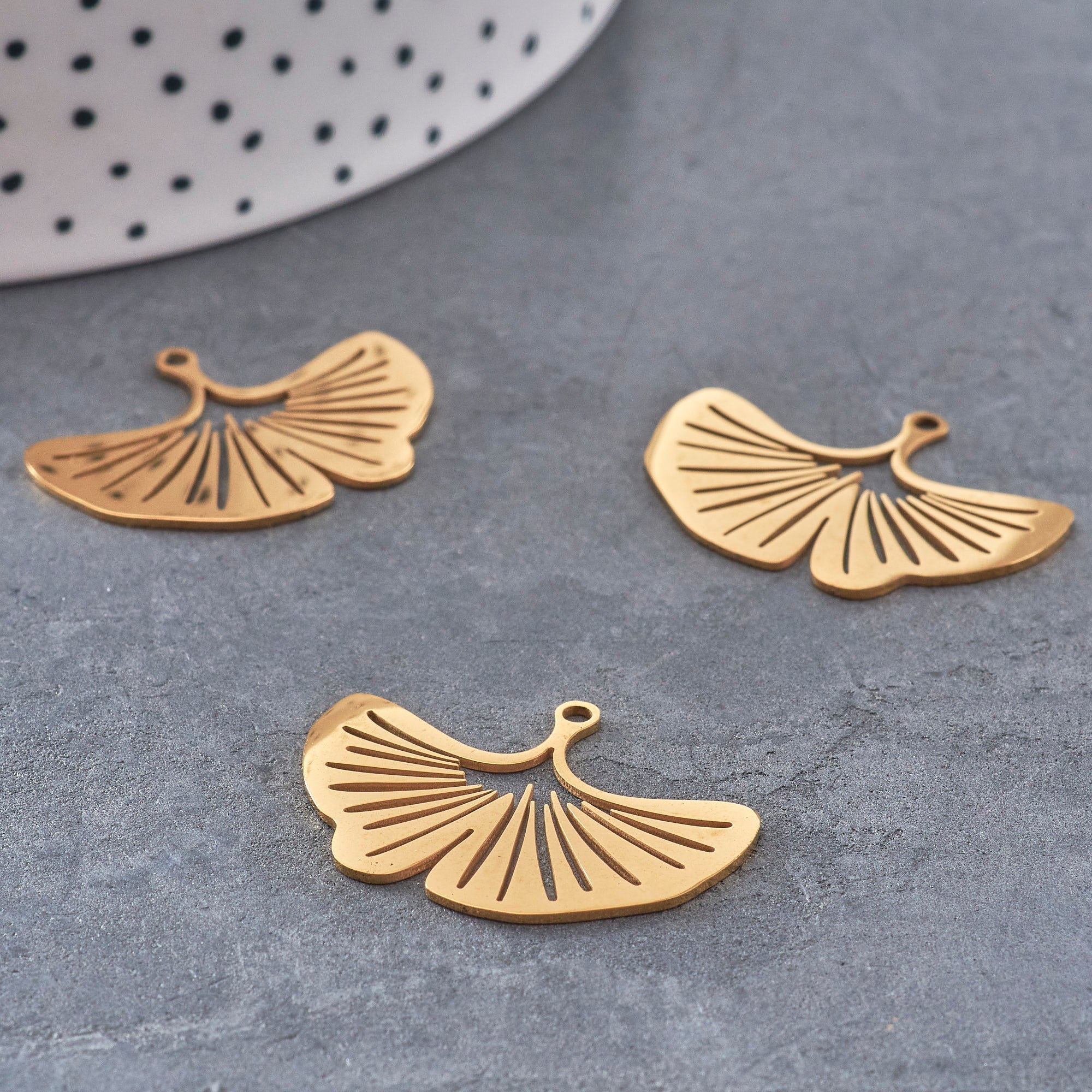 Pendentifs Ginkgo biloba dorés en acier inoxydable pour bijoux DIY.