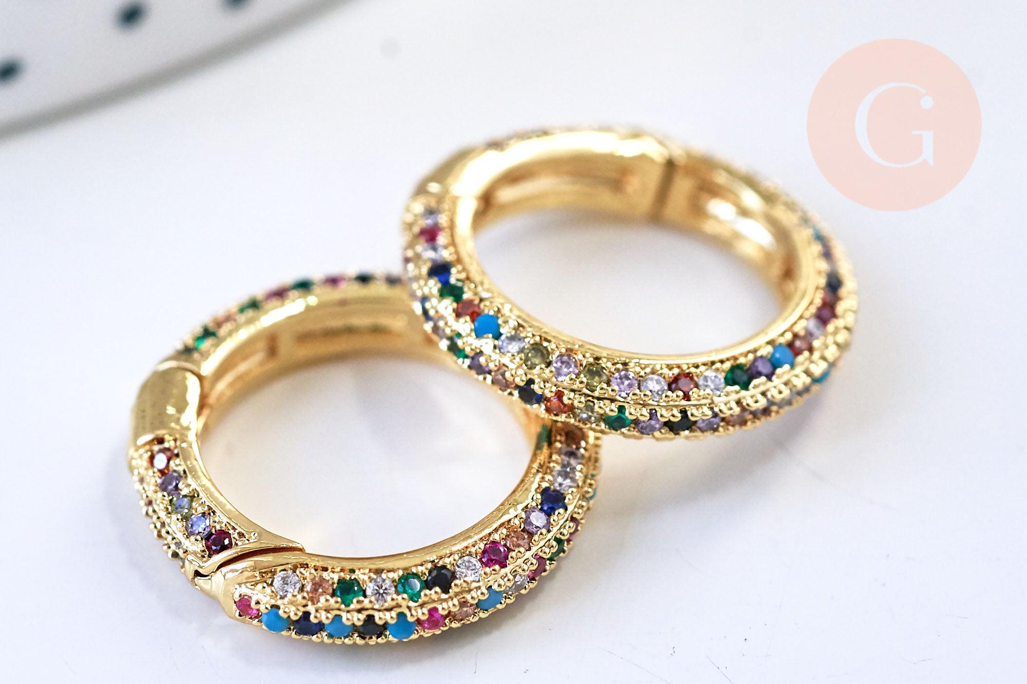 Deux fermoirs mousquetons ronds dorés, ornés de pierres multicolores pour bijoux DIY.