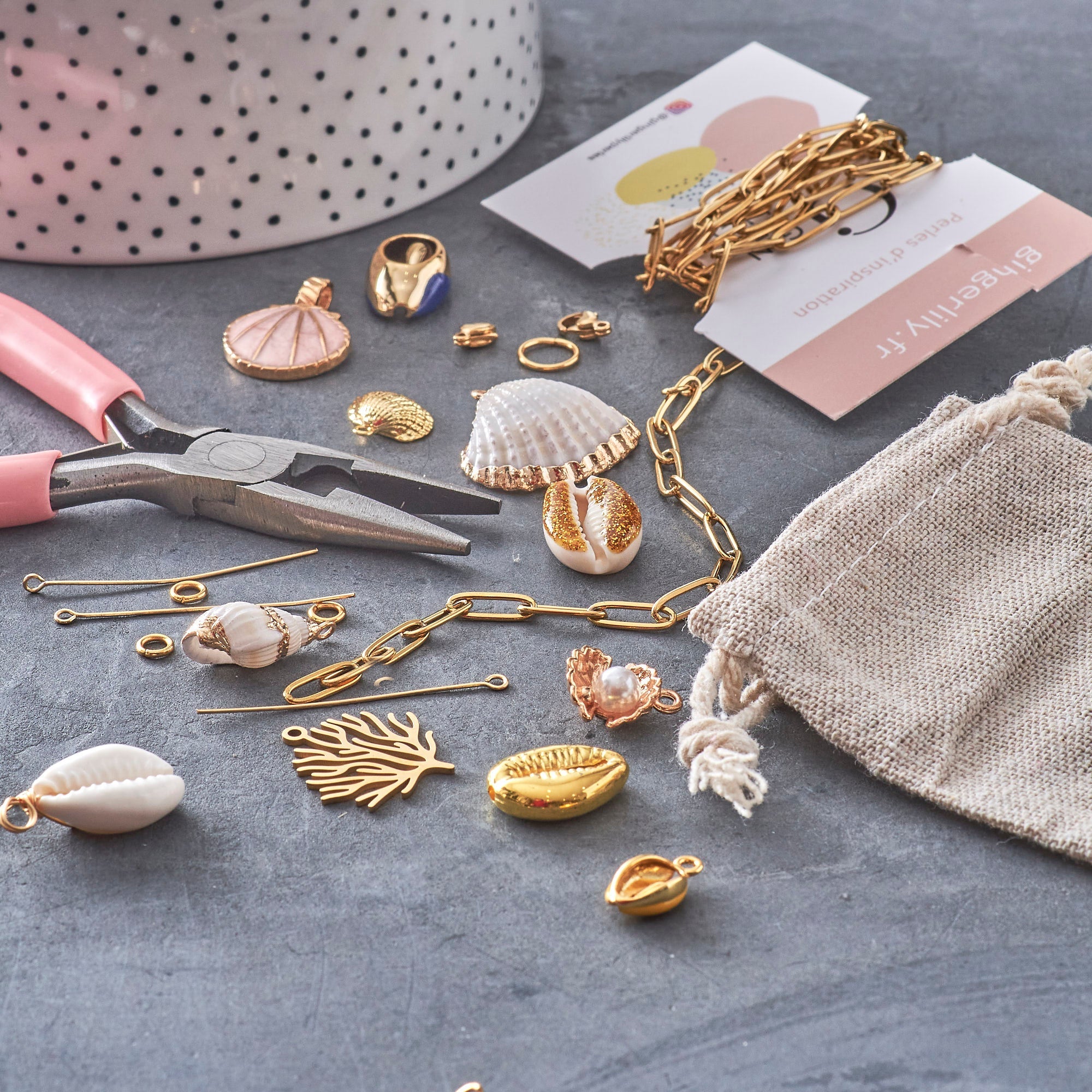 Kits et coffrets de création de bijoux DIY pour débutants et passionnés