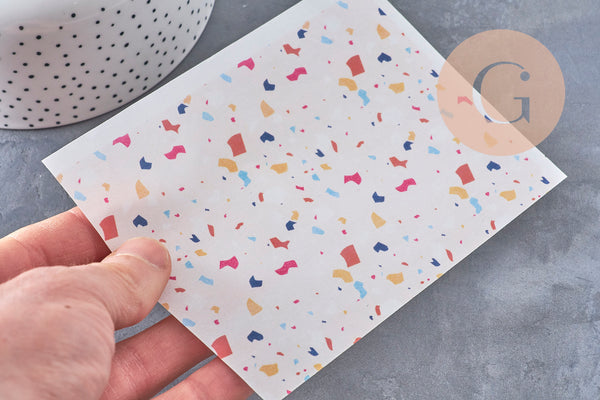 Feuille de transfert polymère – Motif Terrazzo fond rose clair 14x10 cm, x1 (G11031)