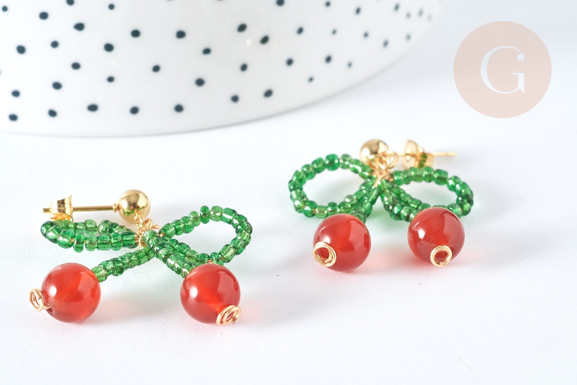 Boucles puces cerise agate rouge perles rocaille acier 304 doré 33mm, la paire (G7477)