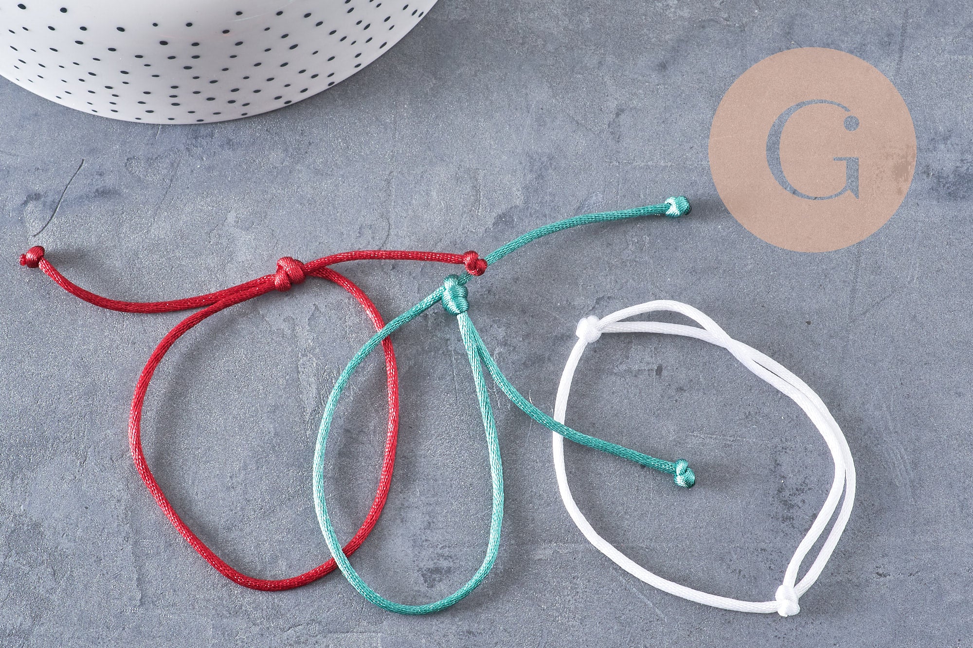 Bracelet réglable cordon polyester blanc vert rouge 1-17cm, x1 (G10828)