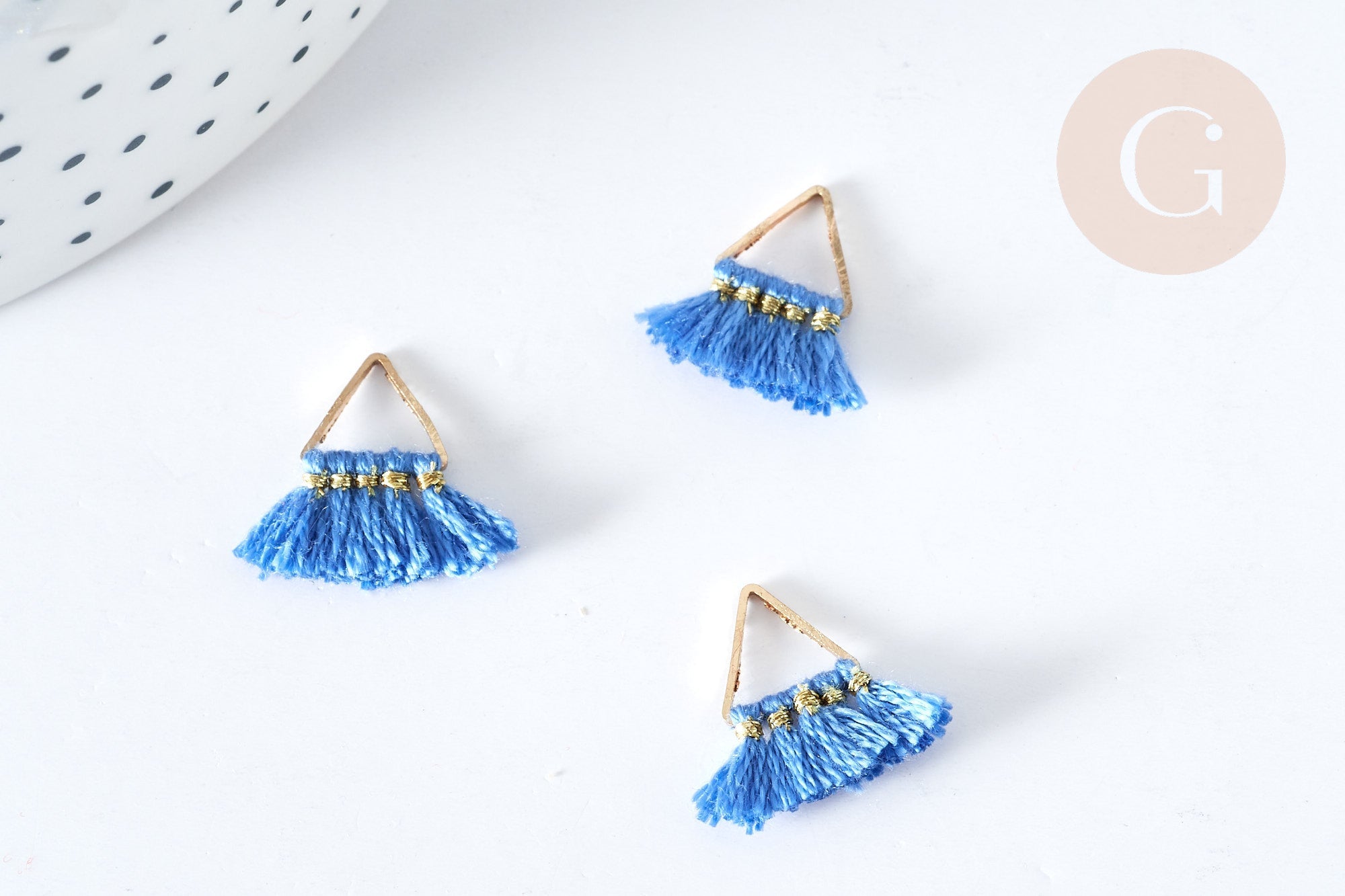 Breloque Pompon bleu polyestère laiton doré 15mm,décoration pompon, pompon boucles,fabrication bijoux bohème, x1 (G8217)