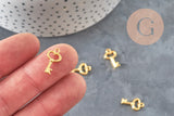 Gold zamac key charm 15.5mm, x10 (G11227)