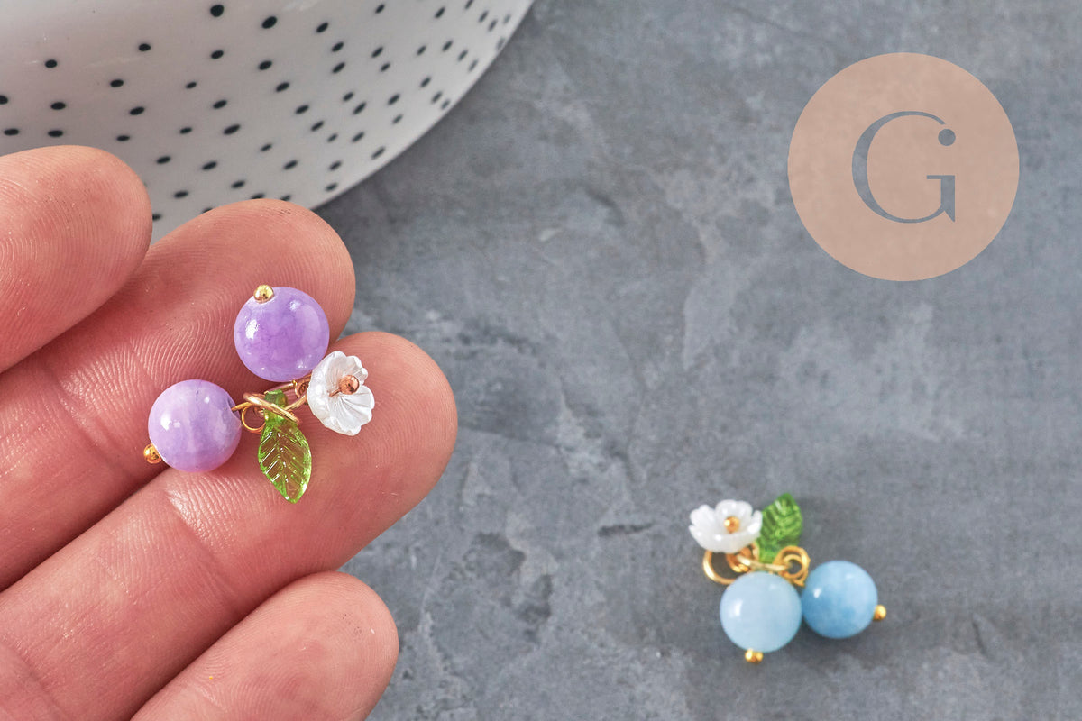 Breloque fruit cerise jade naturel teinté métal doré 19mm, x1 (G11378)-Breloques et pendentifs-Gingerlily Perles