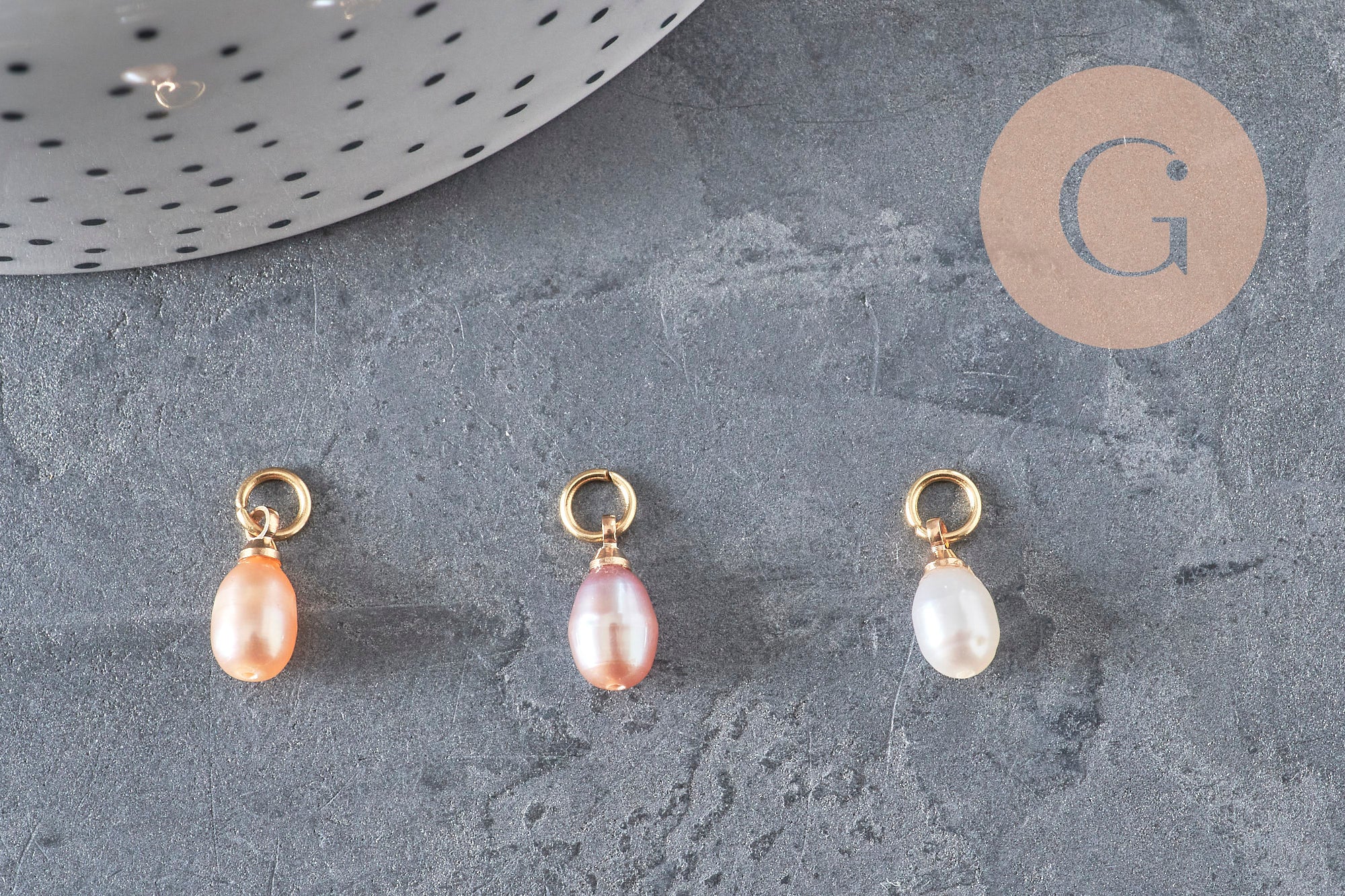 Trois breloques en perle d'eau douce naturelle en forme de goutte rose pêche sur bélière en laiton doré, 11mm.