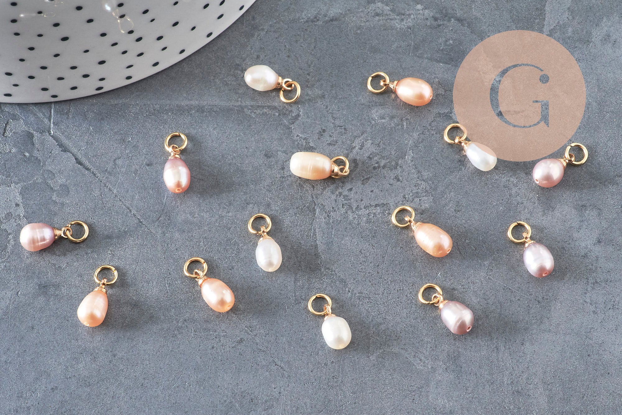 Breloques en perle d'eau douce naturelle forme goutte rose pêche avec anneau en laiton doré, 11mm.