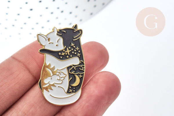 Broche Pin's Chat émail blanc et noir zamac doré 35x23mm, broche dorée, décoration veste, x1 G8082