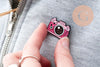 Broche pins appareil photo émaillé rose 24.5mm, x1 (G9471)