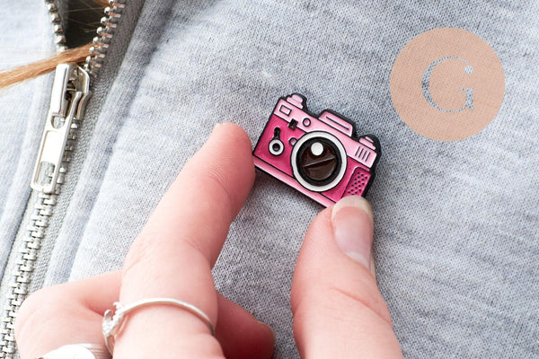 Broche pins appareil photo émaillé rose 24.5mm, x1 (G9471)