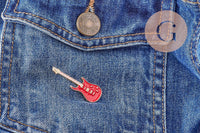 Broche pins guitare émail rouge doré 42mm, x1 (G10168)